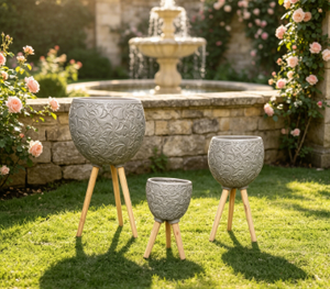 Ensemble de 3 pots de fleurs sphériques vintage à motif floral gaufré, avec trépieds en bois et motif de vigne florale - Product Image 2