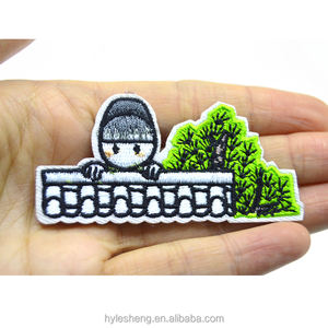 纸箱刺绣标签专业工厂补丁刺绣徽章质量上乘价格优惠贴纸缝在铁上 - Product Image 1