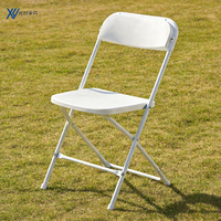 Chaise pliable simple en plastique avec support métallique antirouille pour l'approvisionnement de projets scolaires et de dortoirs - Vente en gros