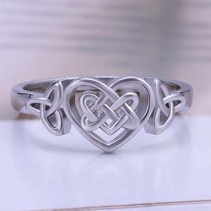 Anello classico con nodo celtico a forma di cuore per donna, elegante design intarsiato, gioielli alla moda per tutti i giorni - Product Image 2
