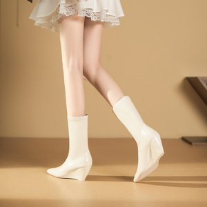 Bottines pour femmes à bout pointu, talon compensé de 3 à 5 cm, doublure en peluche, à enfiler, couleur unie, bottines isolantes d'hiver - Product Image 4