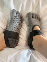 Chaussettes de yoga pour femmes mi-mollet, antidérapantes et absorbantes en coton, à cinq doigts, pour le fitness et le sport, en gros