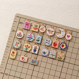 Giardino Dipinto |   Ciondoli in Ottone Placcato Oro 18K per Creazione di Gioielli Fai-da-Te |   Oltre 100 modelli di ciondoli di design dipinti a mano - Product Image 2