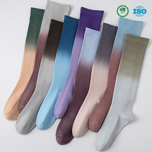 Chaussettes de sport d'extérieur pour adultes, teintes par immersion, dégradé ombré, respirantes, mi-mollet, pour cyclisme et course à pied, à micro-compression - Product Image 2