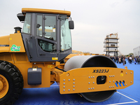 Rouleau compresseur XS223J avec une force de compactage élevée et un système vibrant avancé