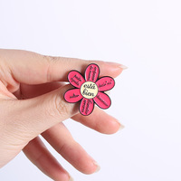 En gros, en stock : Épingles de revers en émail souple et badges en métal personnalisés, motifs étoile, fleur, citation espagnole, chat de dessin animé, pour sacs à dos