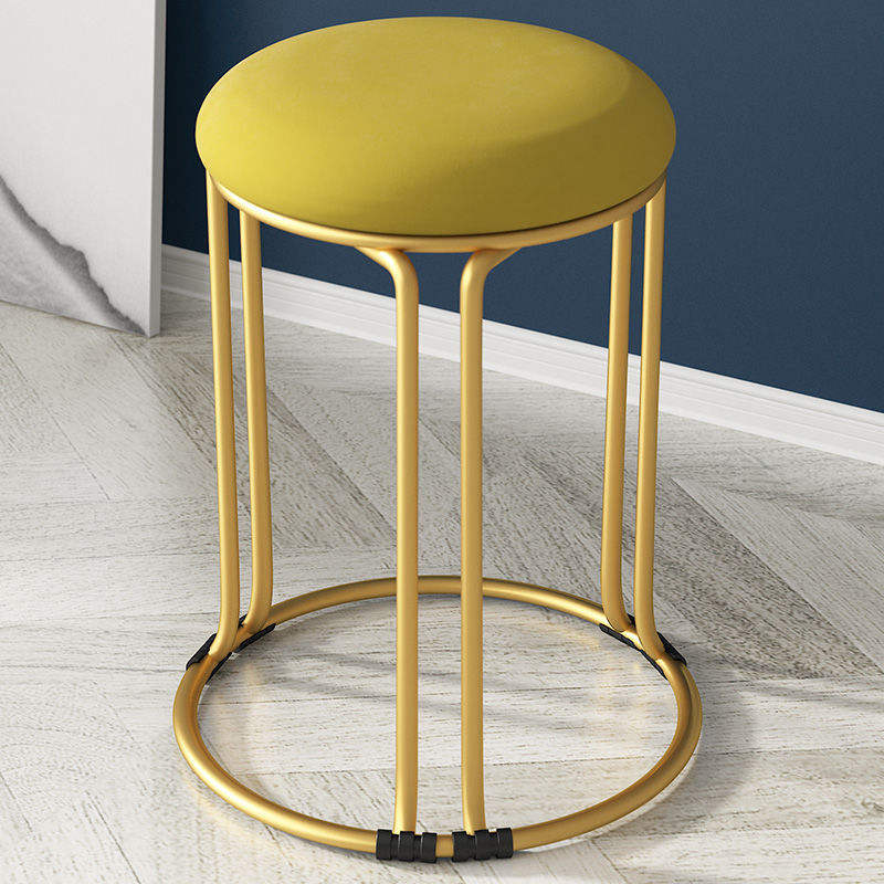 Pata dorada de terciopelo amarillo huevo