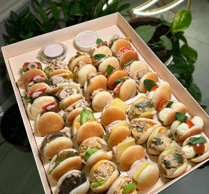 Maßgefertigte Recycling-Papierbox für Gebäck und Brot mit Einzelfächern für Mini-Pita, Sandwich, Toast und Linsenbrötchen - Product Image 3