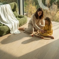 Parquet contrecollé moderne étanche à lattes larges en chêne blanc de qualité ABCD avec noyau en bouleau compatible chauffage par le sol