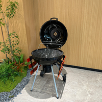 Barbecue au charbon de bois et fumoir en acier grande capacité rond avec roues et étagères en bois émaillé en porcelaine pour jardin