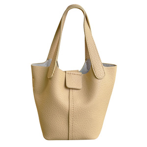 กระเป๋าทรงถังสำหรับผู้หญิง เนื้อผ้านุ่ม สีขาว หัวเข็มขัดแม่เหล็ก กระเป๋าสะพายข้างลำลอง ฤดูร้อน 2022 - Product Image 4