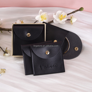 Pochette en cuir PU personnalisée 8x8cm pour bijoux, vente en gros, noire, pour bagues, bracelets, colliers, avec bouton-pression et gaufrage - Product Image 1