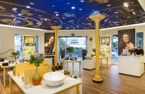 Vitrine de produits de soins simples avec éclairage LED pour la présentation de cosmétiques de salon de beauté - Product Image 5