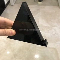 Support triangulaire moderne en acrylique léger avec options personnalisables pour l'affichage de panneaux et d'enseignes