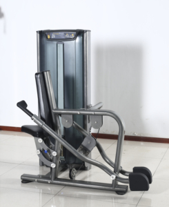 Gli <span class=keywords><strong>istruttori</strong></span> di palestra utilizzano una macchina professionale per tricipiti con piastre di inserimento per allenare i tricipiti. - Product Image 4