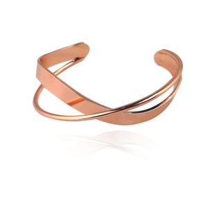 Bracelet ouvert asymétrique plissé géométrique style métallique, simple, élégant, de niche, à la mode - Product Image 3