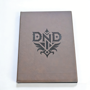 Écran de Maître de <span class=keywords><strong>Jeu</strong></span> en Similicuir Gravé Style Vintage, avec Poche Transparente pour Carnet, Faible MOQ, OEM, Accessoires TTRPG DM pour Jeux DND RPG - Product Image 1