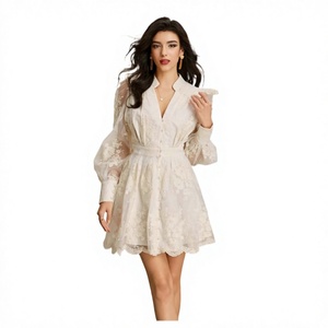 Robe mini élégante blanche en dentelle à col en V et manches bouffantes pour femme, idéale pour les fêtes, décontractée et respirante, pour l'été et le printemps - Product Image 2