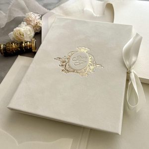 Porte-documents en velours beige avec monogramme personnalisé estampé à chaud, pour invitations de mariage, cartes VIP, certificats professionnels en suède, Noël - Product Image 5