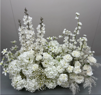 Rangée de fleurs artificielles blanches avec eucalyptus, arrangement floral en soie fini pour la décoration d'allées de mariage et de fêtes