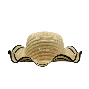 Chapeau de plage en paille pour femmes, protection solaire, avec bord tressé en paille, pendentif perle et nœud, pour l'extérieur, le soleil et les voyages, vente en gros Vietnam - Product Image 3
