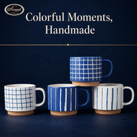 Tasse en céramique personnalisable peinte à la main avec motif à carreaux bleus et rayures, idéale pour un cadeau promotionnel