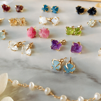 Boucles d'oreilles clous minimalistes en laiton plaqué or 18 carats avec pierre de naissance brute irrégulière, cristal de guérison, bijou quotidien, cadeau pour elle