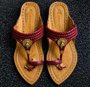 Sandalias planas de cuero hechas a mano con correa trenzada, pantuflas sin cordones con suela grabada, para uso casual de mujer. - Product Image 1