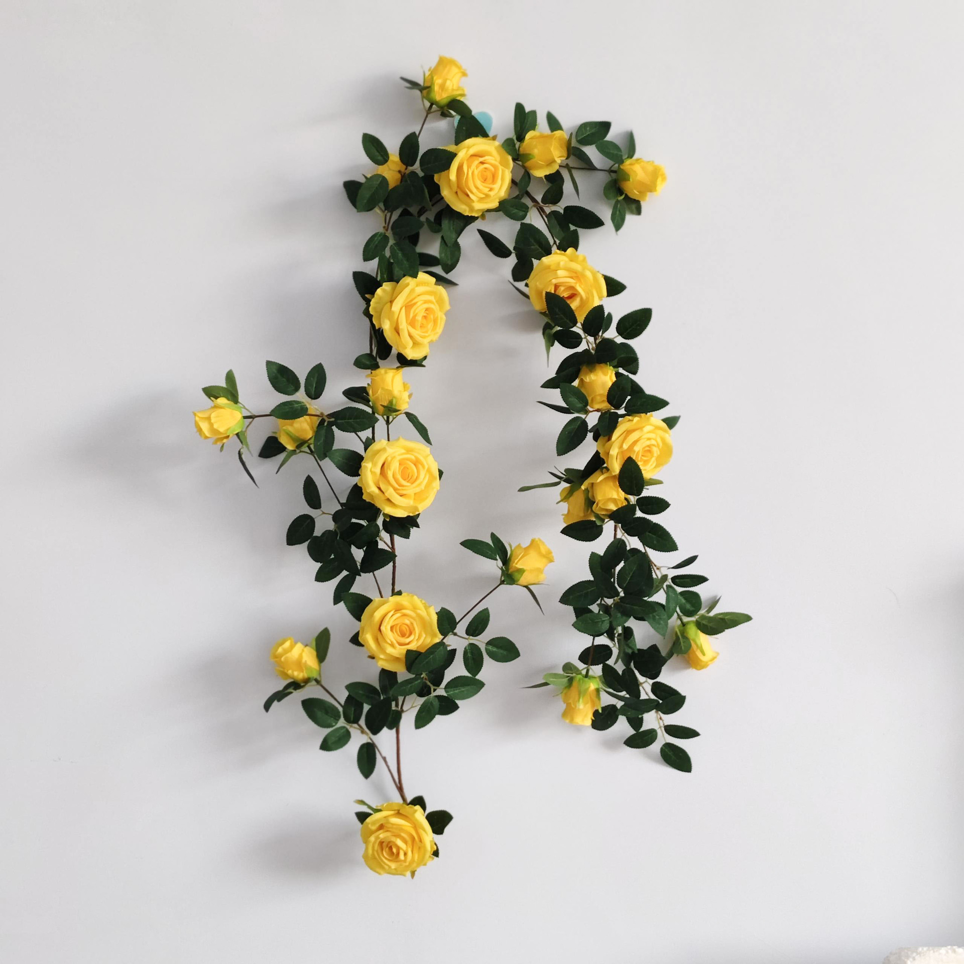 Fleur rose rotin jaune