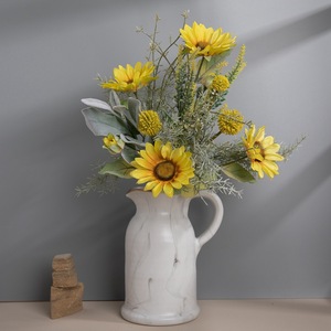 Bouquet de tournesols artificiels Thousand Moss dans une carafe blanche pour décoration de mariage et de maison CF01123 - Product Image 1