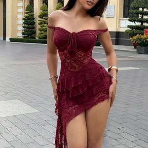 Vestido de fiesta asimétrico con volantes y abertura alta de encaje color borgoña para mujer - Product Image 2