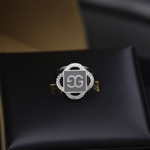 แหวนแฟชั่น สแตนเลสสตีล 316L ชุบทอง PVD ดีไซน์โลโก้ GG รูปทรงสี่เหลี่ยม - Product Image 3