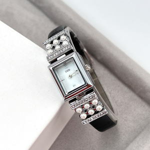 Reloj de Cuarzo para Mujer con Perlas de Lujo Ligero, Especial de Navidad, Diseño de Nicho de Alta Estética - Product Image 1