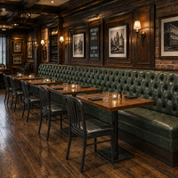 Ensemble de meubles de café Ron Group : table carrée en bois, chaises en métal rembourrées, banquette haute capitonnée pour restaurant