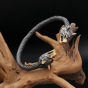 Bracelet ouvert en acier avec têtes de loup et accents dorés, style viking, pour homme, cadeau, par Yunnique - Product Image 4