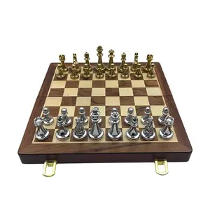 金属光沢のあるゴールデンとシルバーのチェスピース無垢材の折りたたみチェスボードハイグレードプロフェッショナルチェスゲームセット