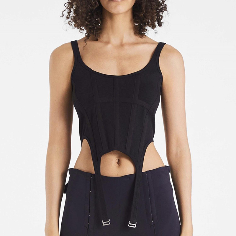 Eleva tu inventario con los elegantes crop tops negros y blancos