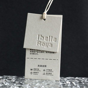 Étiquettes suspendues de luxe imprimées sur mesure - Étiquettes suspendues pour vêtements très vendues avec logos personnalisés - Product Image 4