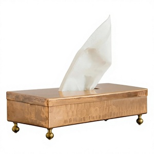 Boîte à mouchoirs vintage en métal avec finition martelée et pieds en laiton, distributeur de serviettes décoratif fait main, présentoir de table pour restaurants - Product Image 1