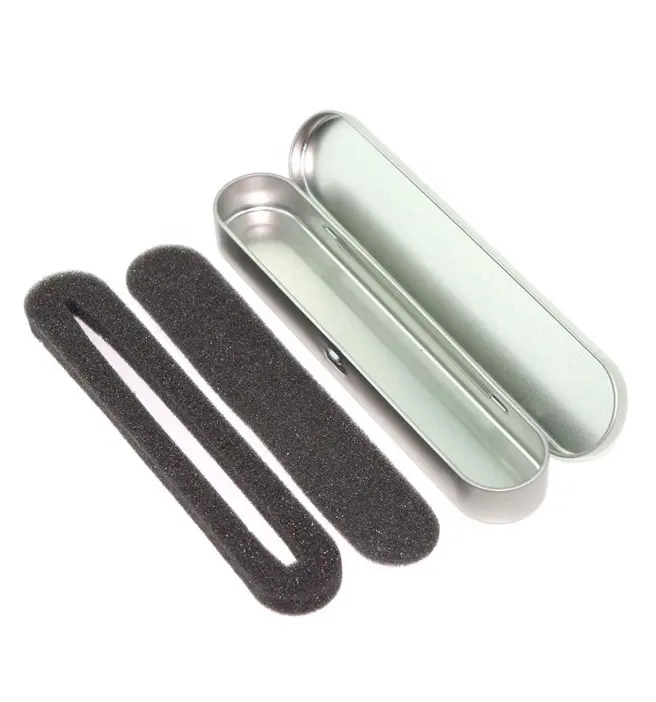 Металлическая овальная длинная коробка для ручек серебристого цвета с откидной крышкой и пеной