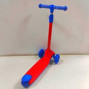 Patinete infantil de tres ruedas con altura ajustable y luces para niños de 3 a 6 años - Product Image 3