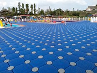 Dock flottant en HDPE en forme de U avec rouleaux, plateforme modulaire antidérapante pour parc aquatique et marina