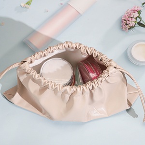 Venta al por mayor logotipo personalizado en relieve maquillaje lápiz labial almacenamiento Pu bolsa de cuero impermeable viaje lavado cosmético bolsa con cordón - Product Image 4