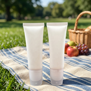 Tube ovale en plastique blanc cosmétique 20 ml avec applicateur fonctionnel, bouchon à vis, finition mate, matériau PP pour emballage de soins de la peau et de massage - Product Image 1