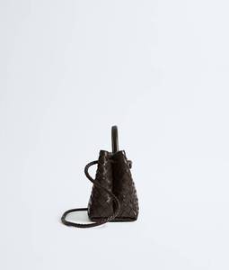 Bolso de mano pequeño Andiamo de Bottega BV en piel Intrecciato flexible con detalle de nudo distintivo y correa cruzada deslizante Veneta - Product Image 4