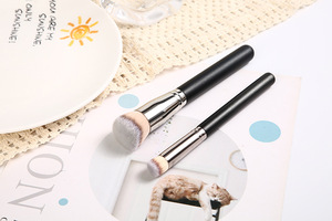 แปรงคอนซีลเลอร์แบบแบนปลายเฉียง ขนแปรงสังเคราะห์นุ่ม OEM สำหรับทาคอนซีลเลอร์รอบดวงตาและใบหน้า แปรงแต่งหน้าระดับมืออาชีพ - Product Image 2