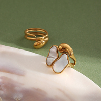 Bague ouverte Dreamshow Série Serpent Enroulé et Nacre Irrégulière en Acier Inoxydable 316L Plaqué Or 18K Design Texturé Organique