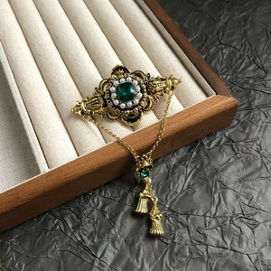 Broche de luxe Bella Viva avec détail chaîne, idéale pour costume, manteau, robe, invité de <span class=keywords><strong>mariage</strong></span>, banquet et tenue quotidienne - Product Image 1