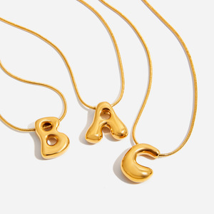 Collar de Acero Inoxidable con Letra Chapada en Oro para Mujer, Joyería de Moda, Accesorio para el Día a Día - Product Image 1