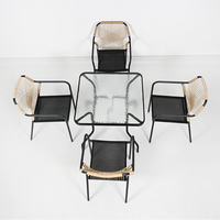 Ensemble de salle à manger de jardin en rotin 6 pièces, table carrée en verre ondulé, 4 chaises à dossier tressé et parasol assorti, ensemble de jardin extérieur noir